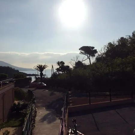 Daire House With Your Feet In The Water, Between Forest And - Agay